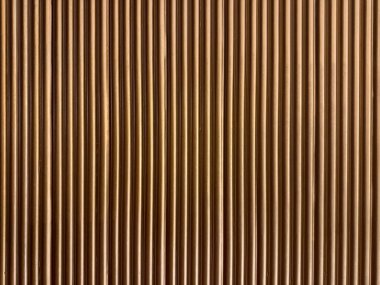 Kanatlı ahşap şerit panel, altın metalik sprey boya ile tamamlandı. Dikensiz flüt ahşap arka plan dokusu için lüks bir dokunuş..