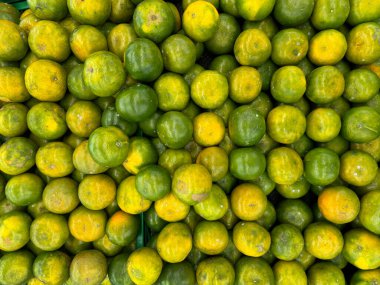 Limonlu portakallı resimler, sepetin üstünde. Yeşil ve sarı tonlarda güzel kalite kireç.
