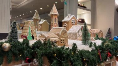 Klasik Avrupa köy evlerine oyulmuş bir dizi noel kurabiyesi hamuru. Zencefilli kurabiyelerden ve ökseotu ve buz saçağı ışığıyla beyaz pamuklu kardan yapılmış Avrupa evleri.