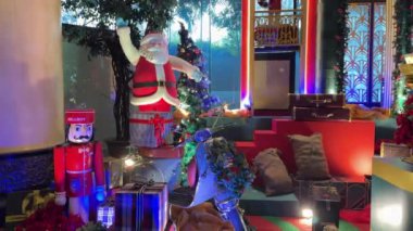 Noel Baba 'nın 4K görüntüleri ve Noel ağacı süslemeleri. Parıltılı ışıklar ve interaktif spot ışıklarıyla. Noel süsleri ve süslemeleri açılır