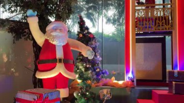 Noel Baba 'nın 4K görüntüleri ve Noel ağacı süslemeleri. Parıltılı ışıklar ve interaktif spot ışıklarıyla. Noel süsleri ve süslemeleri açılır