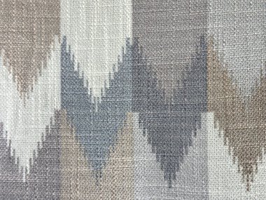 Mavi, gri ve soluk kahverengi tonlarında, V şeklinde ok sembollü naylon kumaşı kapatın. Kumaş pürüzsüz arkaplan dokusu.