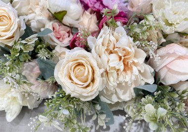 Güzel gül çiçeklerini şeftali, bej, beyaz, kırmızı renklere yakın tut. Bebek nefesli ve diğer süslü yapraklı gül buketi serileri..