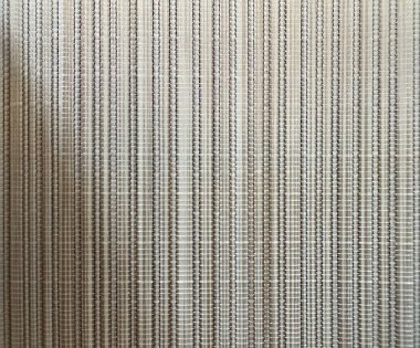 Elle örülmüş sentetik bambu rattan dikey çizgiler şeklinde. Bej kahverengi bambu dokuma deseni dikişsiz arkaplan dokusu