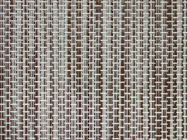 Elle örülmüş sentetik bambu rattan dikey çizgiler şeklinde. Bej kahverengi bambu dokuma deseni dikişsiz arkaplan dokusu