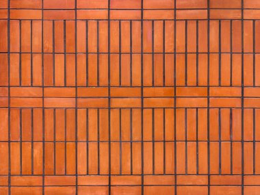 Kırmızı turuncu tuğlalar üst üste istiflenmiş ve siyah gruplarla birlikte dikdörtgen biçiminde dizilmiş. Yığılmış duvar tuğlaları pürüzsüz arkaplan dokusu