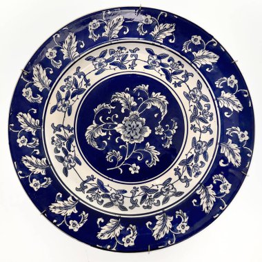 Antika porselen plakayı kapat. Çiçek desenli Hollanda Delft Blue ve White plakası. Mavi porselen porselen koleksiyonun kopyası. Kusursuz arkaplan dokusu