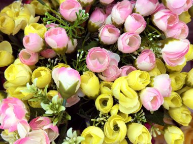 Güzel gül çiçekleri çeşitli renklerde düzenlenir, kırmızı, kestane rengi, mor, pembe renk. Renkli gül buketi serisi dikişsiz arkaplan dokusu.