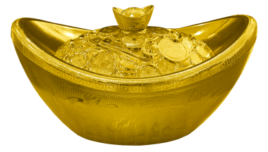 Altın içeren Çin sicee veya Yuan Bao madeni paralar, para ve fal kurabiyeleri depolanacak bir yer buluyorlar. Zenginliğe ve zenginliğe benziyor. Beyaz arkaplanda izole.