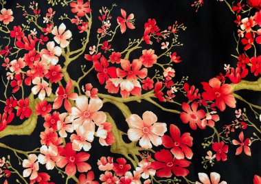 Kırmızı ve beyaz kiraz çiçeğinin dalları ve siyah arkaplanda yaprakları var. Geleneksel Çin kıyafetleri ya da Cheongsam. Kusursuz arkaplan dokusu.