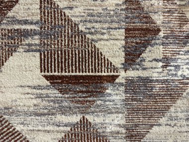 Halı dokusunu rastgele toprak, üçgen, şerit ve grunge dokusuyla kapatın. Kahverengi, beyaz, bej ve gri renkte. Rastgele desenli halı, halı veya kumaş dikişsiz arkaplan dokusu.