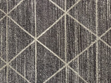 Halı dokusunu siyah çizgili rastgele elmas ve üçgen şeklinde kapatın. Halı kumaşı, pürüzsüz arkaplan dokusu.