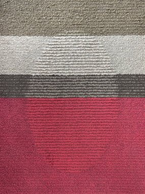 Halı döşemesini rastgele soyut geometrik desenle kapat. Gri, siyah, beyaz ve kırmızı renkte. Kusursuz halı arka plan dokusu.