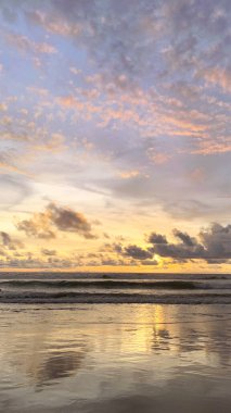 Tropikal ülkenin günbatımı gökyüzü, güzel dalgalar ve alçak gelgitlerle, yaz meltemiyle birlikte mükemmel bir tatil, romantik ve seyahat deneyimi için manzaralı şafak..