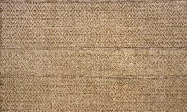 El yapımı düz dokuma geleneksel halı dokusu beyaz ve soluk kahverengi renkte. Eski el dokuması halı dokusu, elmas ve kabile desenleri. Kusursuz arkaplan.