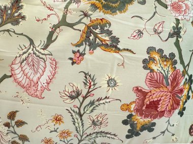 Açık yeşil arka planlı rastgele çiçek desenli kumaşı kapat. Yeşil yaprakları ve dalları olan rastgele kırmızı ve pembe çiçekler. Çiçek desenli. Kusursuz arkaplan dokusu.