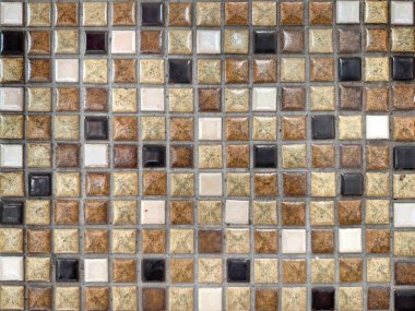 Siyah, kahverengi ve bej renkli mozaik duvar fayanslarını kapatın. Kare mozaik fayans çeşitli kahverengi tonlarda, biraz taş ve ahşap malzeme ile. pürüzsüz arkaplan dokusu.