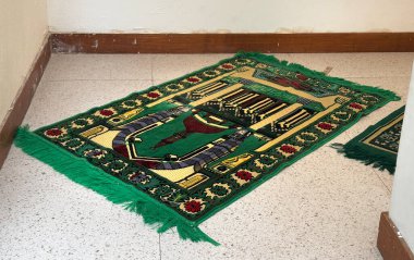 Müslümanların Sholat 'ta namaz kılmak için kullandığı bir halı türü olan Sajjadah da denilen Müslüman namaz halısı, duadan sonra yapılır. Kutsal halı, Müslümanlar hep Mekke 'ye, Suudi Arabistan' a dönük namaz kılarlar..
