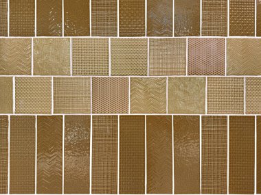 Kahverengi ve bej renkli rastgele desenli porselen döşemeleri kapatın. Üç boyutlu metro fayansları çeşitli geometrik desenler ve beyaz gruplar halinde. Retro sanat duvarı bitti. Kusursuz arkaplan dokusu.