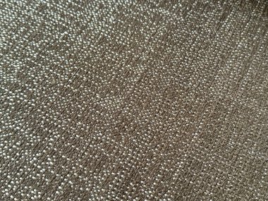 Örülmüş pamuk ve polyesterden yapılmış kahverengi ve beyaz döşeme kumaşının yakın dokusu. Mikro keten örülmüş doku. Kanepe, döşeme, perde ve kumaş için uygun. Kusursuz arkaplan kumaş dokusu.