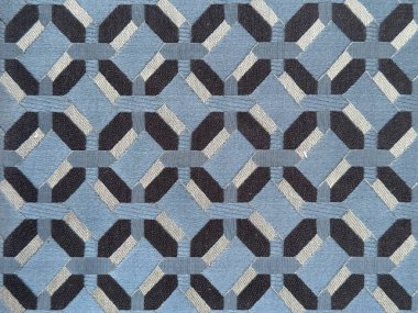 Rastgele geometrik altıgen ve elmas desenli mavi kumaşı kapat. Soyut modern geometrik dokuda mavi ve siyah kumaş. Kusursuz kumaş arkaplan dokusu.