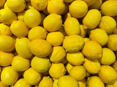 Üstünde sarı limon meyveleri olan bir sepet. Güzel sarı tonlarda kaliteli limon..