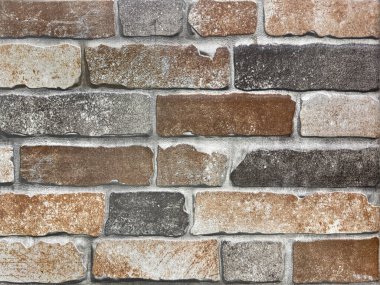 Çimento ve doğal hatları olan kırmızı turuncu tuğla bir duvar. Klasik kırmızı ve kahverengi yassı tuğla duvar, pürüzsüz arkaplan dokusunu kapat.