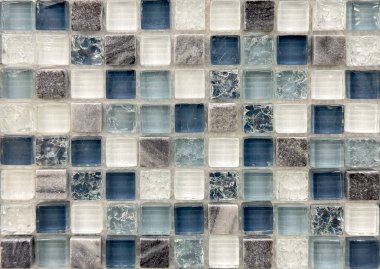 Mavi ve beyaz cam mozaik fayansları kapatın. Taşlı ve camdan mozaikli mavi mozaik fayanslar, lüksün sembolü, genellikle banyoda veya lüks otellerde kullanılır..