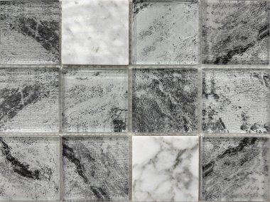 Mermeri andıran gri camlı mozaik kiremitleri kapatın. Parlak cam mozaik fayanslar genellikle banyoda veya lüks otellerde kullanılan lüks ve zarafetin sembolüdür..