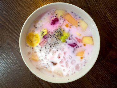 Buzlu meyve kokteyli, süt, şurup ve jöle. Endonezya çevresinde tipik bir Güneydoğu Asya tatlısı. Meyveler muz, ejderha meyvesi, avokado, ananas ve çileklerden oluşur..