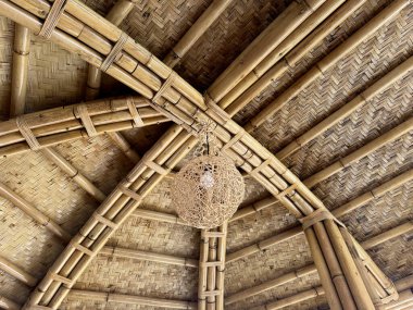 Bambu yapılı, çatılı bir çardak. Hasır tavan ve çatı. Geleneksel bambu borularından yapılmış tipik tropik ada çardağı. Genellikle Endonezya gibi tropikal ülkeler bulundu