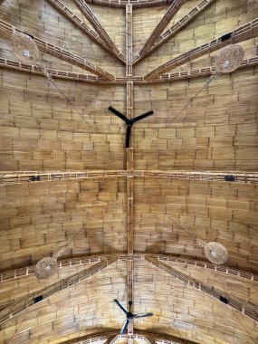 Bambu yapılı, çatılı bir çardak. Hasır tavan ve çatı. Geleneksel bambu borularından yapılmış tipik tropik ada çardağı. Genellikle Endonezya gibi tropikal ülkeler bulundu