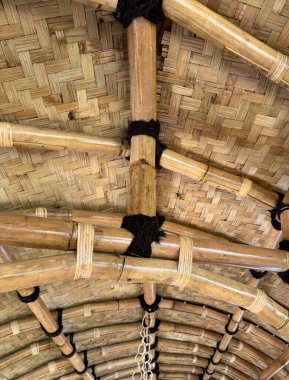 Bambu yapılı, çatılı bir çardak. Hasır tavan ve çatı. Geleneksel bambu borularından yapılmış tipik tropik ada çardağı. Genellikle Endonezya gibi tropikal ülkeler bulundu