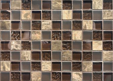 Kahverengi ve bej mozaik fayansları kapatın. Koyu kahverengi metalik mozaik fayanslar genellikle banyo, mutfak veya lüks otellerde kullanılan lüks ve zarafetin sembolüdür..