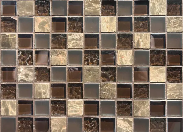 Kahverengi ve bej mozaik fayansları kapatın. Koyu kahverengi metalik mozaik fayanslar genellikle banyo, mutfak veya lüks otellerde kullanılan lüks ve zarafetin sembolüdür..