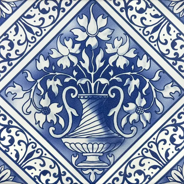 Koloni fayansları, çiçek desenli antika Dutch Delft Blue ve White plakası. Mavi ve beyaz porselen porselen koleksiyonu. Süslü çiçekli ve klasik desenli. Kusursuz arkaplan dokusu