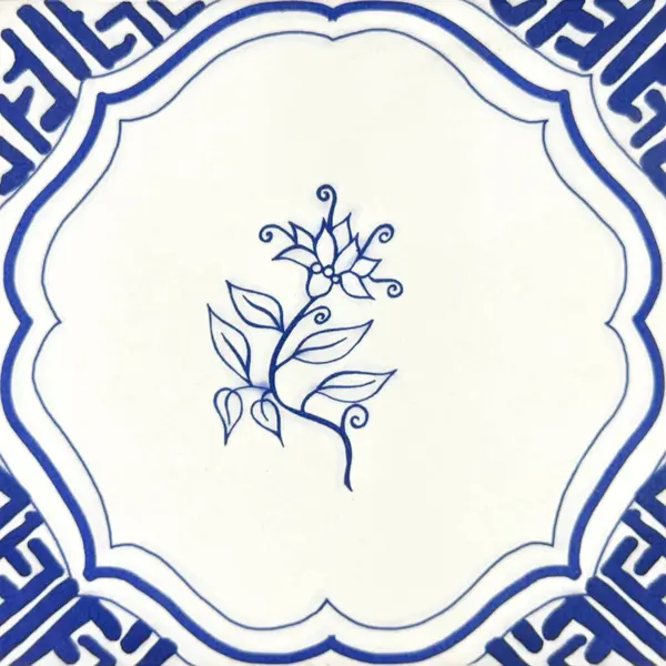 Koloni fayansları, çiçek desenli antika Dutch Delft Blue ve White plakası. Mavi ve beyaz porselen porselen koleksiyonu. Süslü çiçekli ve klasik desenli. Kusursuz arkaplan dokusu