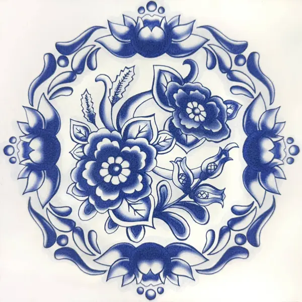 Koloni fayansları, çiçek desenli antika Dutch Delft Blue ve White plakası. Mavi ve beyaz porselen porselen koleksiyonu. Süslü çiçekli ve klasik desenli. Kusursuz arkaplan dokusu