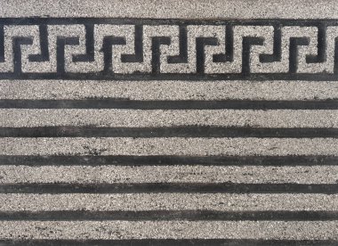 Yunan anahtarında oyulmuş gri taş ya da taş yüzeyinde yatay çizgili flüt oymalı daha kıvrımlı geometrik desen. Kusursuz arkaplan dokusu.