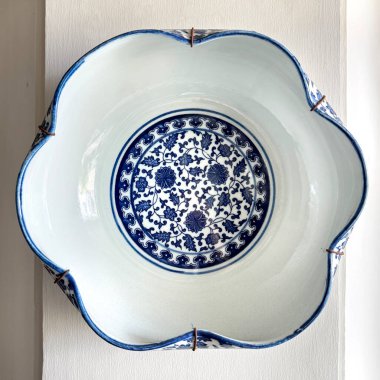 Çiçek desenli antika Dutch Delft Blue ve White plakalarını kapatın. Mavi ve beyaz porselen porselen koleksiyonunun bir kopyası. Kusursuz arkaplan dokusu