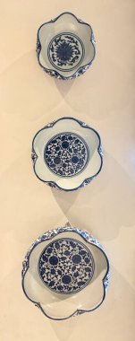Çiçek desenli antika Dutch Delft Blue ve White plakalarını kapatın. Mavi ve beyaz porselen porselen koleksiyonunun bir kopyası. Kusursuz arkaplan dokusu