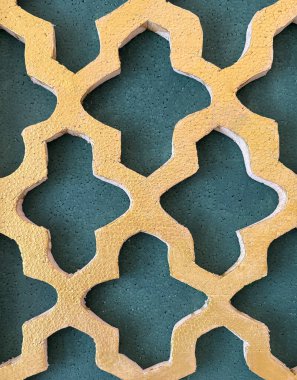 Geometrik altıgen, yıldız ve süs şeklindeki desenleri kapatın. Üç boyutlu kesme lazer kesim yıldız ve metalik altın rengi çiçek şekilleri. Kusursuz arkaplan dokusu.