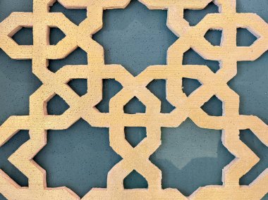 Geometrik altıgen, yıldız ve süs şeklindeki desenleri kapatın. Üç boyutlu kesme lazer kesim yıldız ve metalik altın rengi çiçek şekilleri. Kusursuz arkaplan dokusu.