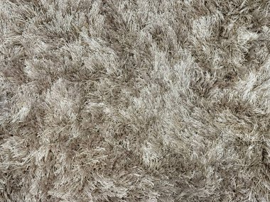 Halı döşemesini gri ve altın sarısı kahverengi desenlerle kaplayın. Tüylü kürklü, kusursuz, minimalist halı dokusu. Oturma odası için uygun..