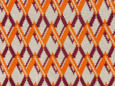 Rastgele simge şeklinde geleneksel etnik geçmiş. Turuncu, mor ve gri renkli klasik etnik semboller. Kusursuz arkaplan dokusu. Endonezya batik illüstrasyonu.