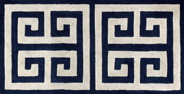 Yunan Anahtarı deseni ya da Meander Geometrik desenli halı döşemesi beyaz ve siyah renkli. Kusursuz arkaplan dokusu.