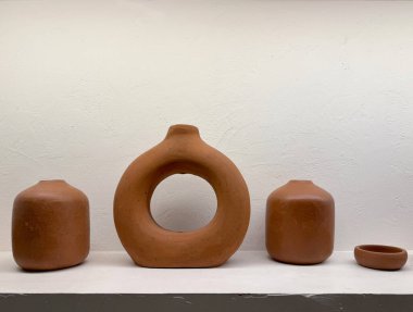 Kil seramik seramik seramik seramik, beyaz duvar kaplamaları ve desenli beyaz boya çıkıntısı. Geleneksel seramik arkaplan görüntüsü.