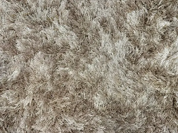 Halı döşemesini gri ve altın sarısı kahverengi desenlerle kaplayın. Tüylü kürklü, kusursuz, minimalist halı dokusu. Oturma odası için uygun..