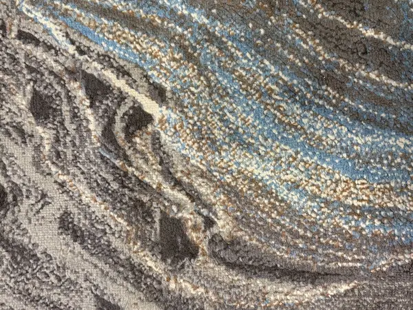 Soyut resimli bulut, fırçalanmış ve dalgalı desenli grafiksel arkaplan. Maviyle, kahverengiyle, grisiyle ve bej rengiyle boyanmış. Rastgele grunge ve kirli halı dikişsiz arkaplan dokusu