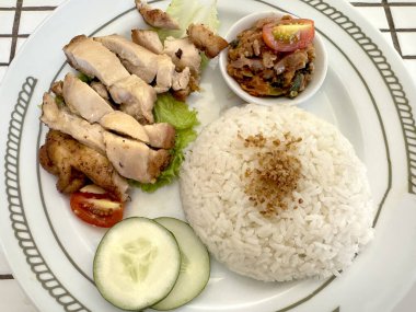 Baharatlı pilav ve sambal ile doğranmış tavuk yakın çekim. Tavuk kızartma makinası, Asya yemeği ve Endonezya yemeği..